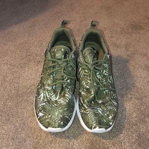 Nike Roshe One SE Camo Green Palm Tree Print Shoes